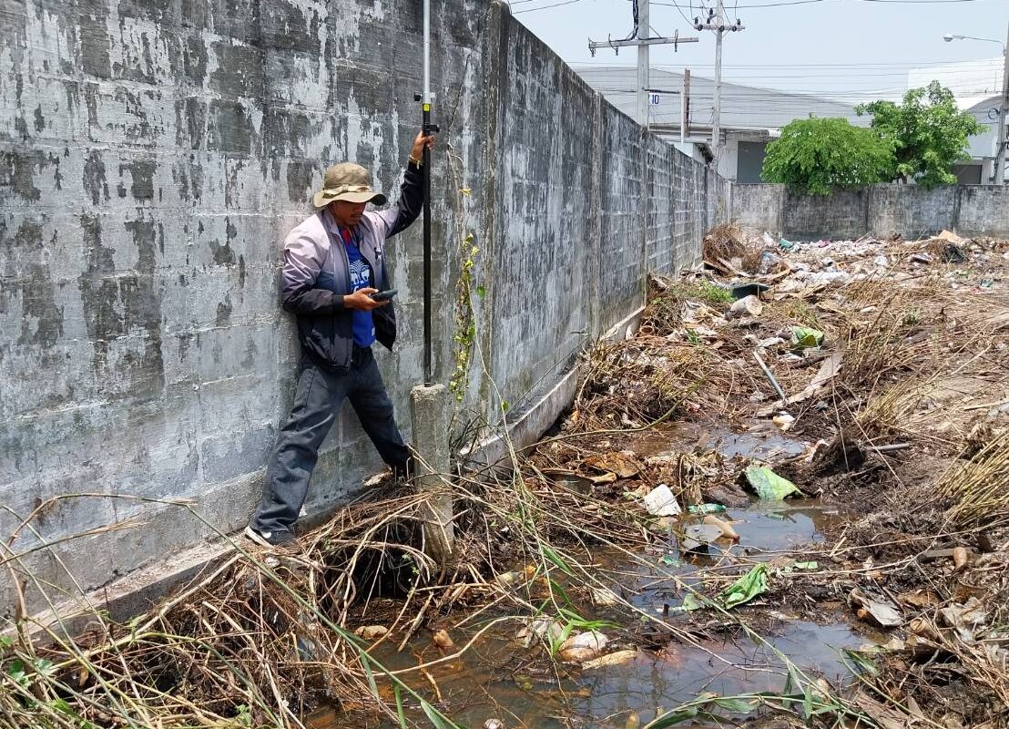 กำจัดวัชพืชและหาระดับดินเดิม ศูนย์กระจำยสินค้าฟาร์มเฮ้าส์ บางปะกง